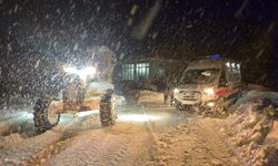 Tuşba’da zorlu kış mesaisi: Ambulans için kapanan yol açıldı