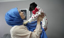 Annesi ölen kuzuya evinde bebek gibi bakıyor