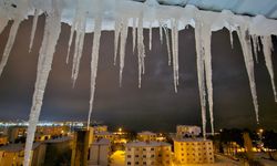 Bitlis’te çatılarda metrelerce buz sarkıtları oluştu