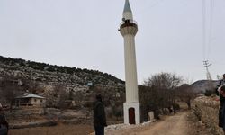Cemaat, imam, minare var fakat cami yok