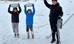 Çocukların kar eğlencesi: Tepsilerle kayak yaptılar