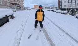 Kar yağınca işine kayakla gitti