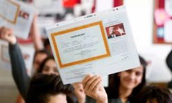 Van'da öğrenciler karne heyecanı yaşadı