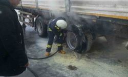 Van'da seyir halindeki tırın lastikleri yandı