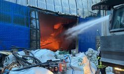 Mersin’de plastik ham madde deposunda yangın!