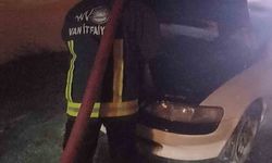 Van'da hareket halindeki otomobil alev aldı