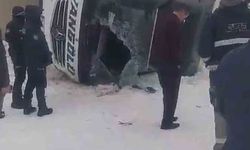 Van yolcu otobüsü Ağrı’da devrildi: 16 yaralı