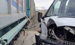 Van’da faciadan dönüldü: Tren ile okul servisi çarpıştı