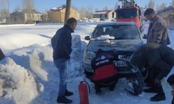 Van'da seyir halindeki otomobil alev aldı