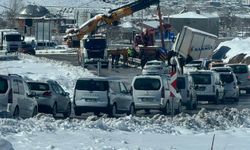 Van'da tır kazasında uzun araç kuyruğu oluştu