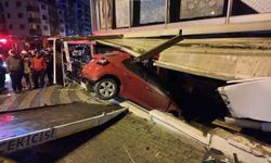 Kontrolden çıkan otomobil iş yerine daldı