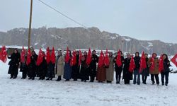 Van Kalesi’nde kadınlardan anlamlı bayrak yürüyüşü