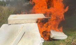 Personele sinirlendi, lojmandaki bütün eşyaları çıkartıp yaktı