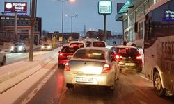 Van’da kar yağışı trafiği felç etti: Sürücüler dakikalarca yolda kaldı