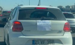 Kadın sürücünün arabasının arkasındaki yazı dikkat çekti