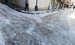 Van’da bayram öncesi "Buz" çilesi: Ara sokaklar buz pistini aratmıyor