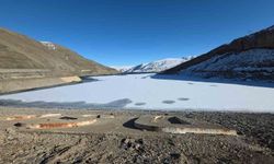 Zernek Barajı’nın buzları çözülmeye başladı