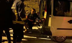 Van'da park halindeki kamyonetin motoru yandı