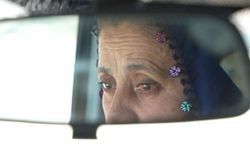 54 yaşındaki kadın, 15 yıldır servis şoförlüğü yapıyor