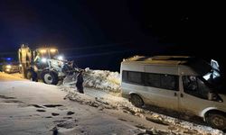 Van'da yoldan çıkan minibüs kara saplandı