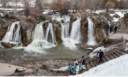 Muradiye Şelalesi’nde Bahar Coşkusu