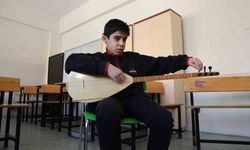 Gözleri Görmeden Hissederek Bağlama Çalıyor: Ömer Faruk’un Azmi