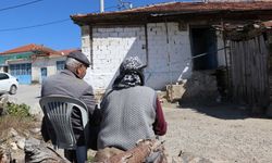 Deprem sonrası hüzünlü manzara: Evlerini dışarıdan izliyorlar