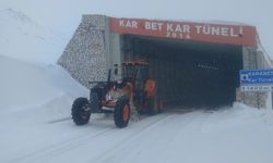 Karabet Geçidi beyaza gömüldü: Kar 3 metreyi aştı