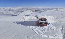 Başkale’de 3 Metreyi Aşan Kar Tünelleri Açılmaya Çalışılıyor