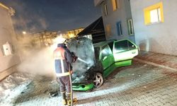 Gürpınar'da park halindeki otomobil yandı