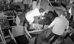 Korkutan kaza: Otomobil kafeye girdi, 2 kişi yaralandı