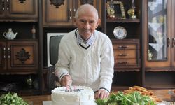 Asırlık dede, 102’nci yaşını pasta keserek karşıladı