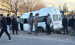 Diyarbakır’da işçi minibüsü kaza yaptı: 12 yaralı