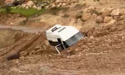 Siirt’te heyelan nedeniyle minibüs yolda kaldı