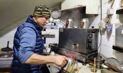 Tek koluyla hayata dört elle sarılıyor