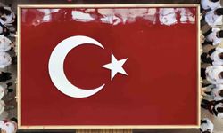 Geleneksel Yöntemlerle Kağıttan Dev Türk Bayrağı Yapıldı