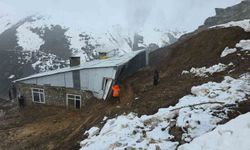 Bahçesaray’da heyelan bir eve zarar verdi