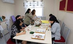 Sessizliğini sanatla aştı