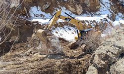Gürpınar’da mahalle yoluna düşen kayalar temizlendi