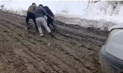 Bahçesaray’da Çamura Saplanan Araçlar Vatandaşları Zorluyor