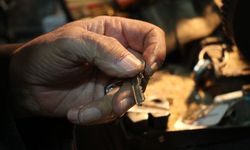 84 Yaşındaki Celal Usta, 55 Yıldır Kendi Makinesiyle Anahtar Üretiyor