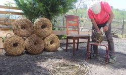 45 Yıllık Usta, Dikenli Sarmaşıktan Balık Sepeti Örüyor