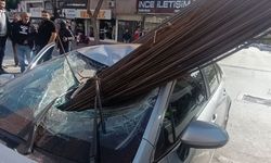 Feci kaza: İnşaat demirleri otomobile ok gibi saplandı