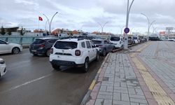 Van’da hastane otopark krizi büyüyor: Araçlar ana yola taştı