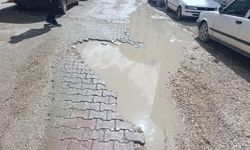 Van’da yollar alarm veriyor: Kent merkezi köstebek yuvasına döndü