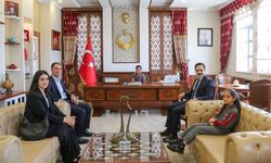 Gürpınar Kaymakamı Erdem koltuğunu çocuklara bıraktı