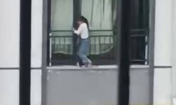 Cam korkuluklarında gezinen çocuk, yürekleri ağza getirdi