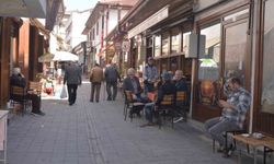 Ölen müşterilerinin hatıralarını kıraathanenin duvarında yaşatıyor