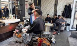 Motosiklet Tutkusunu Berber Koltuğuna Taşıyan Genç Berber Dikkat Çekiyor