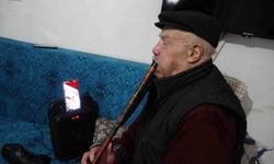 Kavalıyla Hem Dertlerini Hem De Yöresel Ezgileri Paylaşıyor